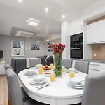 Nemo 4 Bedrooms & Grill アパート Zastan