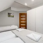 Nemo 4 Bedrooms & Grill Zastan