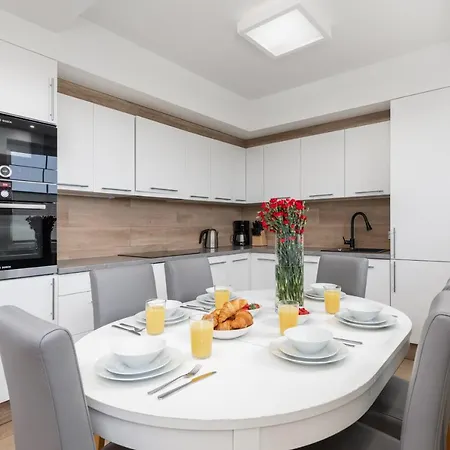 Nemo 4 Bedrooms & Grill