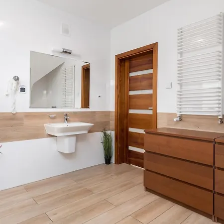 Nemo 4 Bedrooms & Grill New Translation