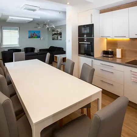 Nemo 4 Bedrooms & Grill Apartment