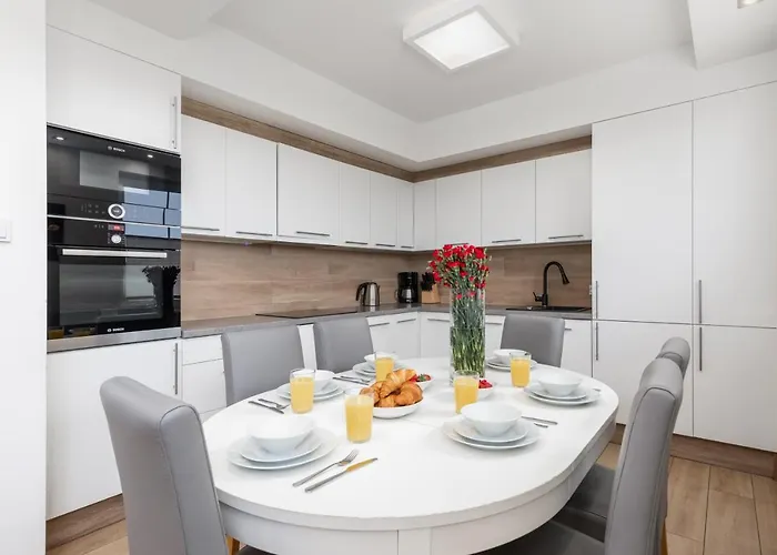 Nemo 4 Bedrooms & Grill